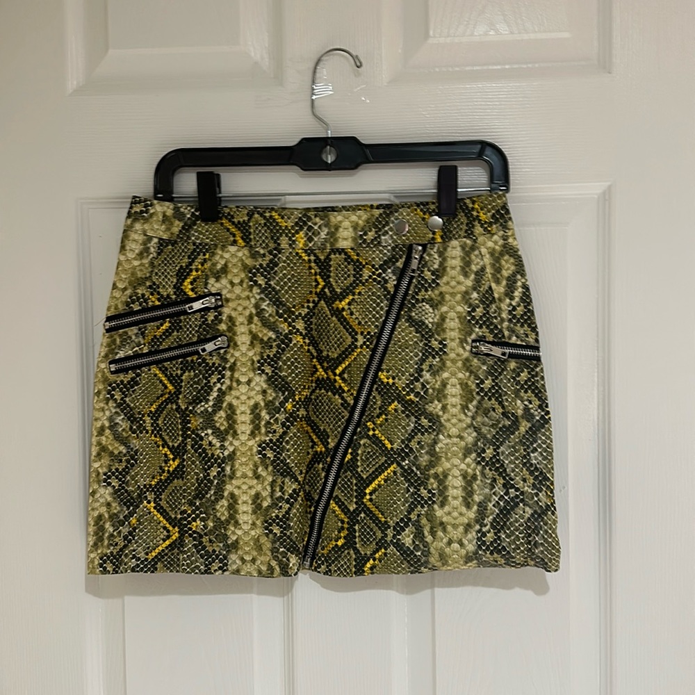 A skirt from fashionnova size 6 colors green, black,and yellow